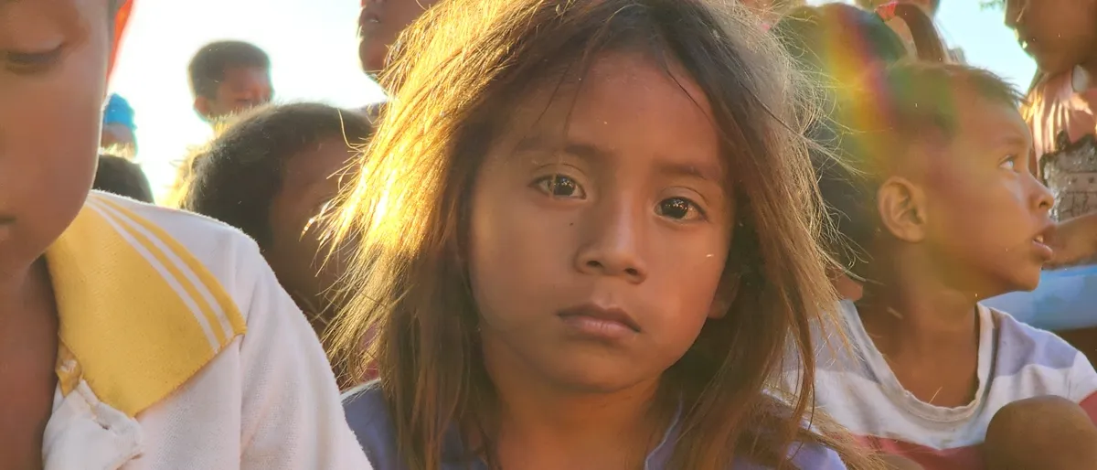 Niña wayuu a contraluz durante una jornada al atardecer en la Alta Guajira