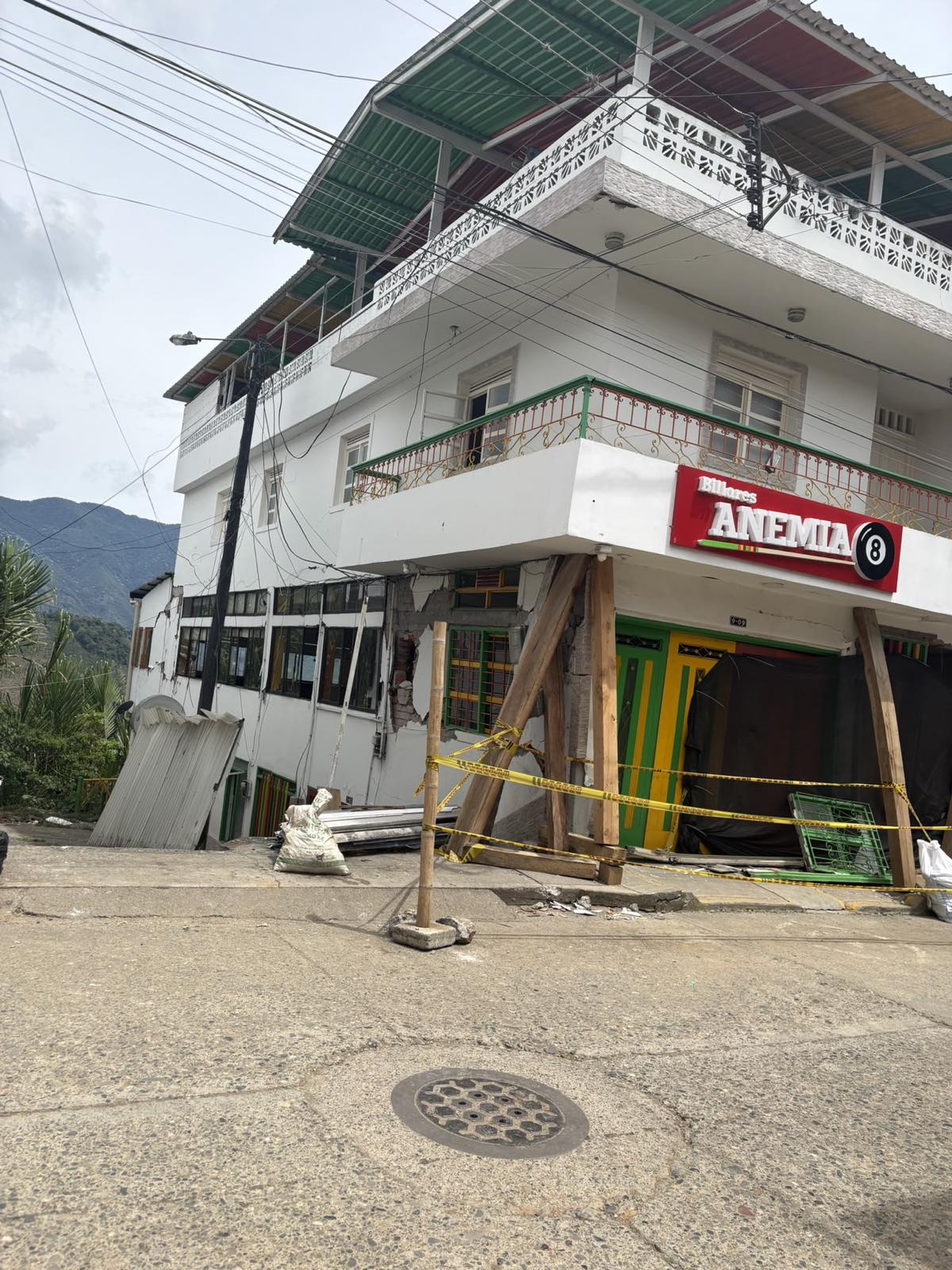 Edificio apuntalado con maderos y acordonado con cinta en El Águila, agosto de 2026
