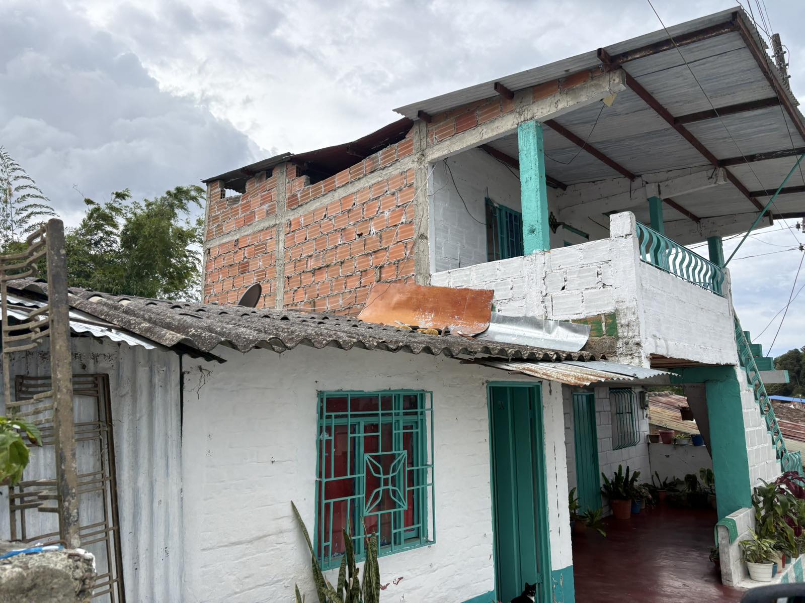 Vivienda de dos plantas visitada por la brigada en Ansermanuevo, con el segundo piso en ladrillo a la vista