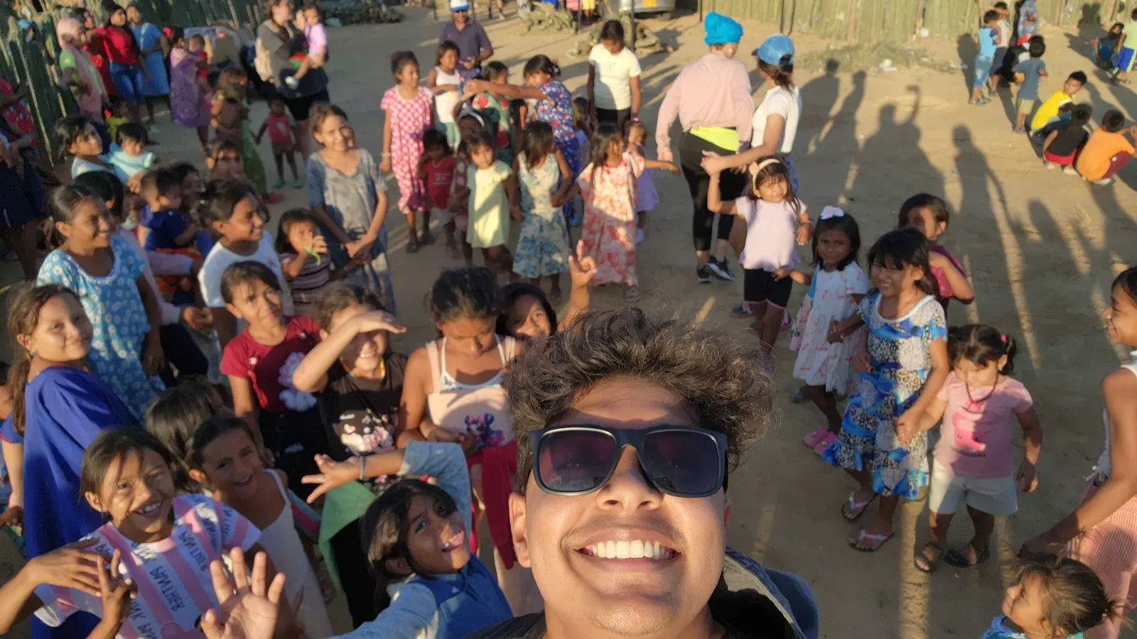 El fundador con la comunidad de niños y niñas en una jornada en La Guajira