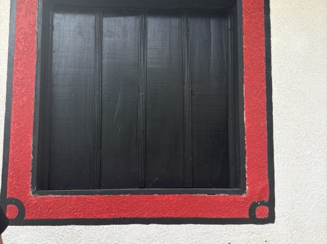 Una ventana fotografiada tan de cerca que llena todo el cuadro
